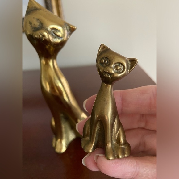 Midcentury Vintage Beveled Sculpted Stylized Brass Cat with Kitten 1960s - Picture 2 of 5